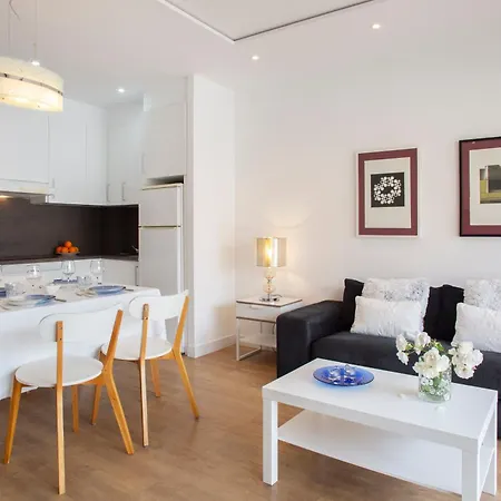 Unbeatable Location - 1 Step Away From Everything Apartment *